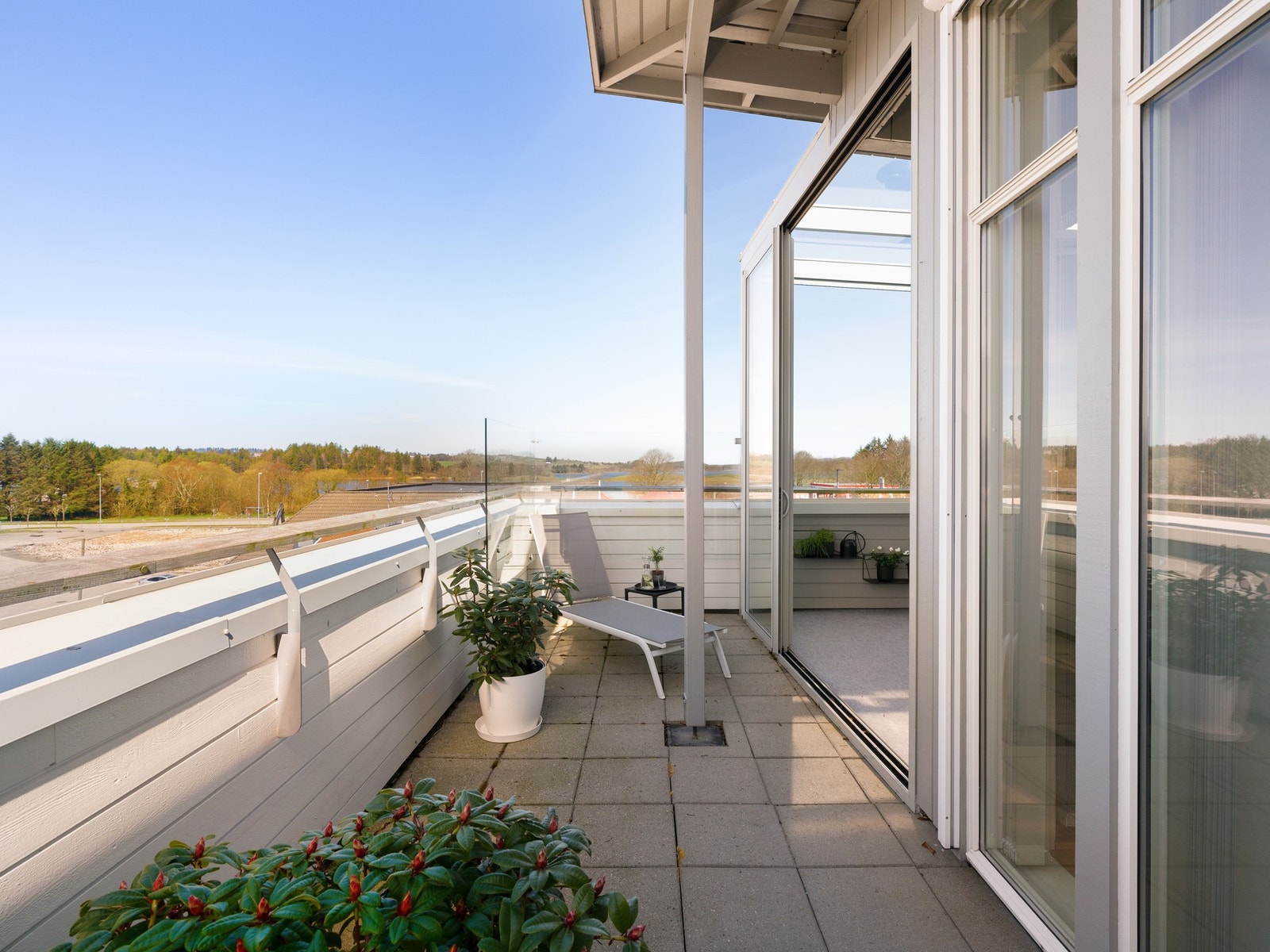 Boligens terrasse er av god størrelse. Galleribilde