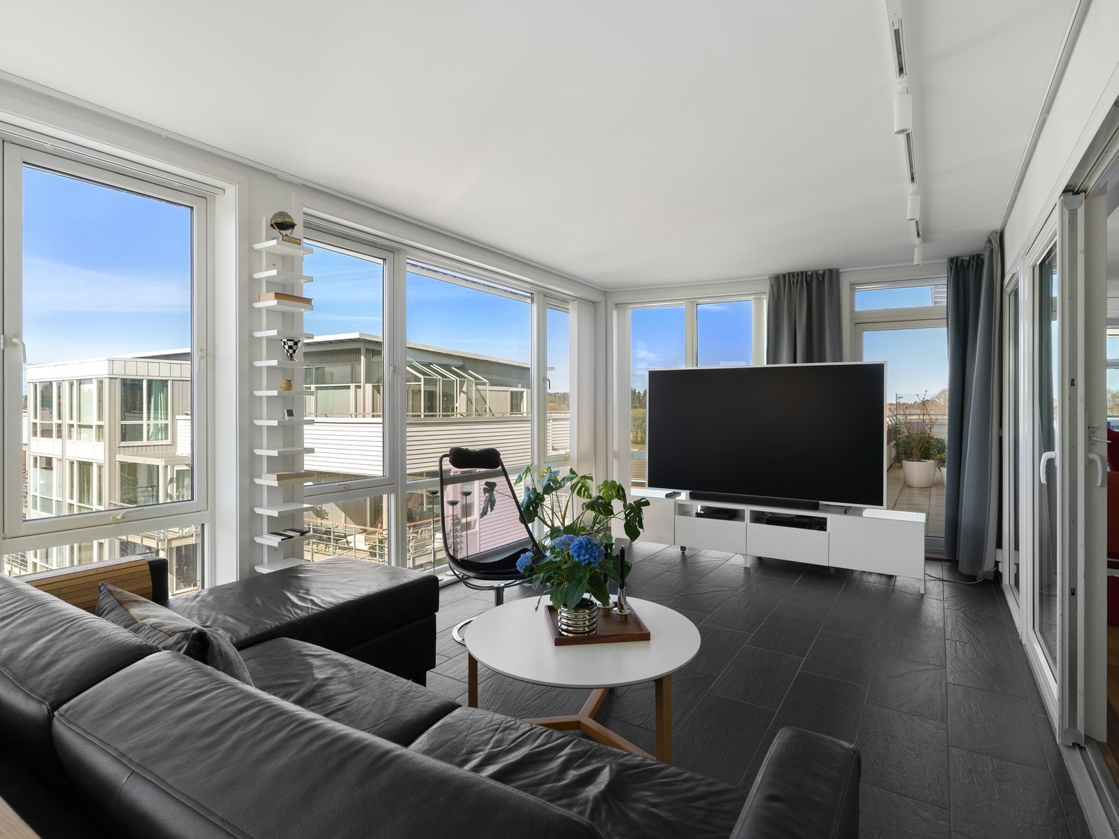 Fra TV-stuen har man utgang til boligens terrasse. Galleribilde