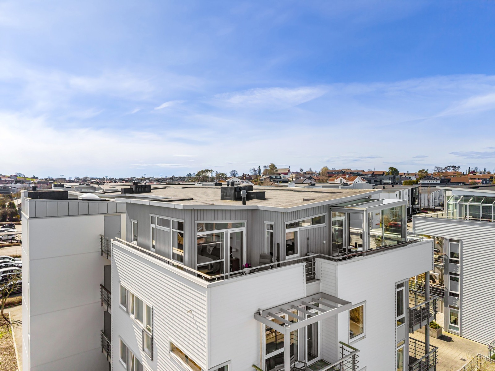 Leiligheten har en trivelig takterrasse på ca. 38 kvm. Galleribilde