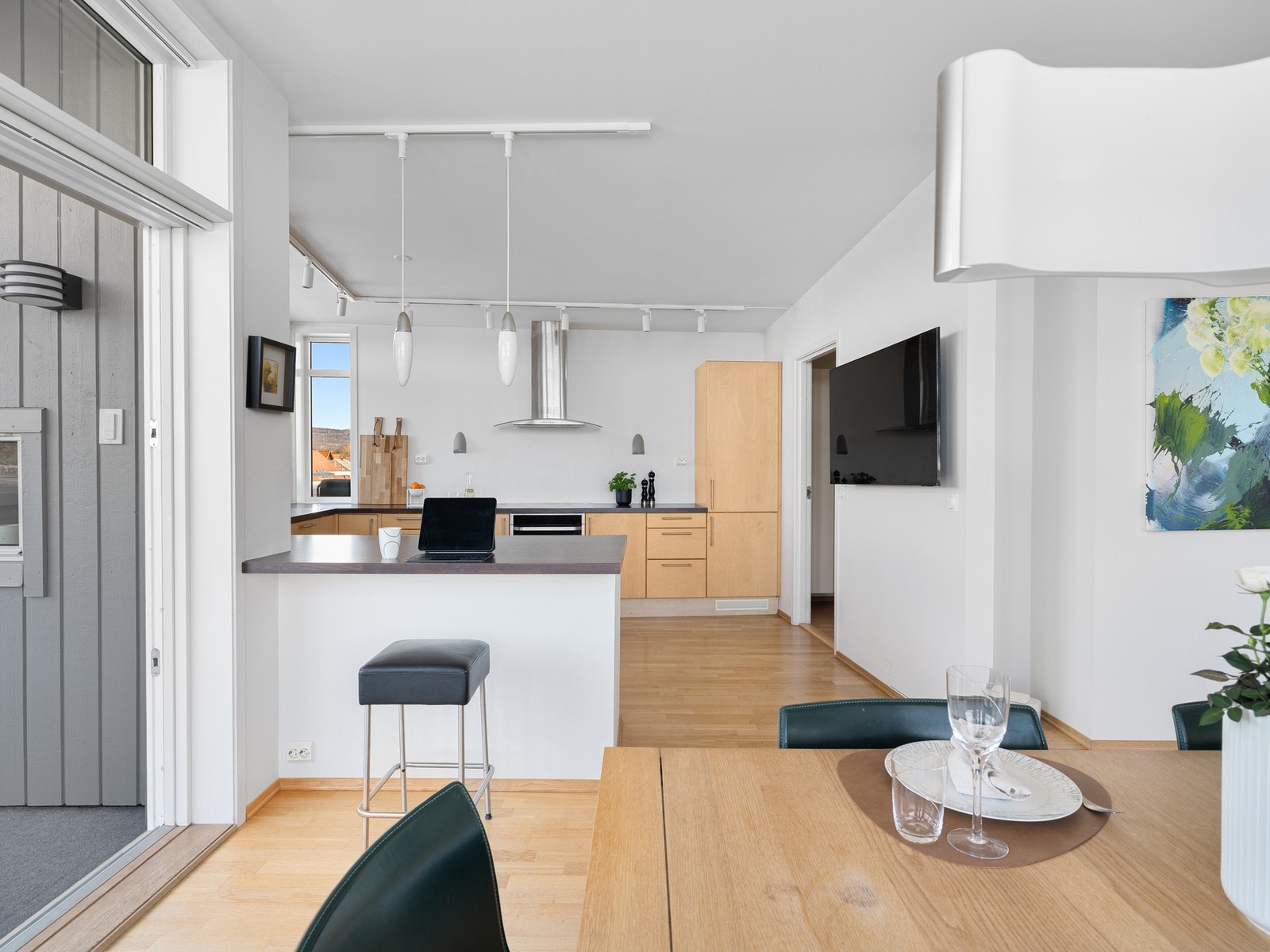 Kjøkkenet har en innredning bestående av slette fronter og benkeplate i laminat. Galleribilde