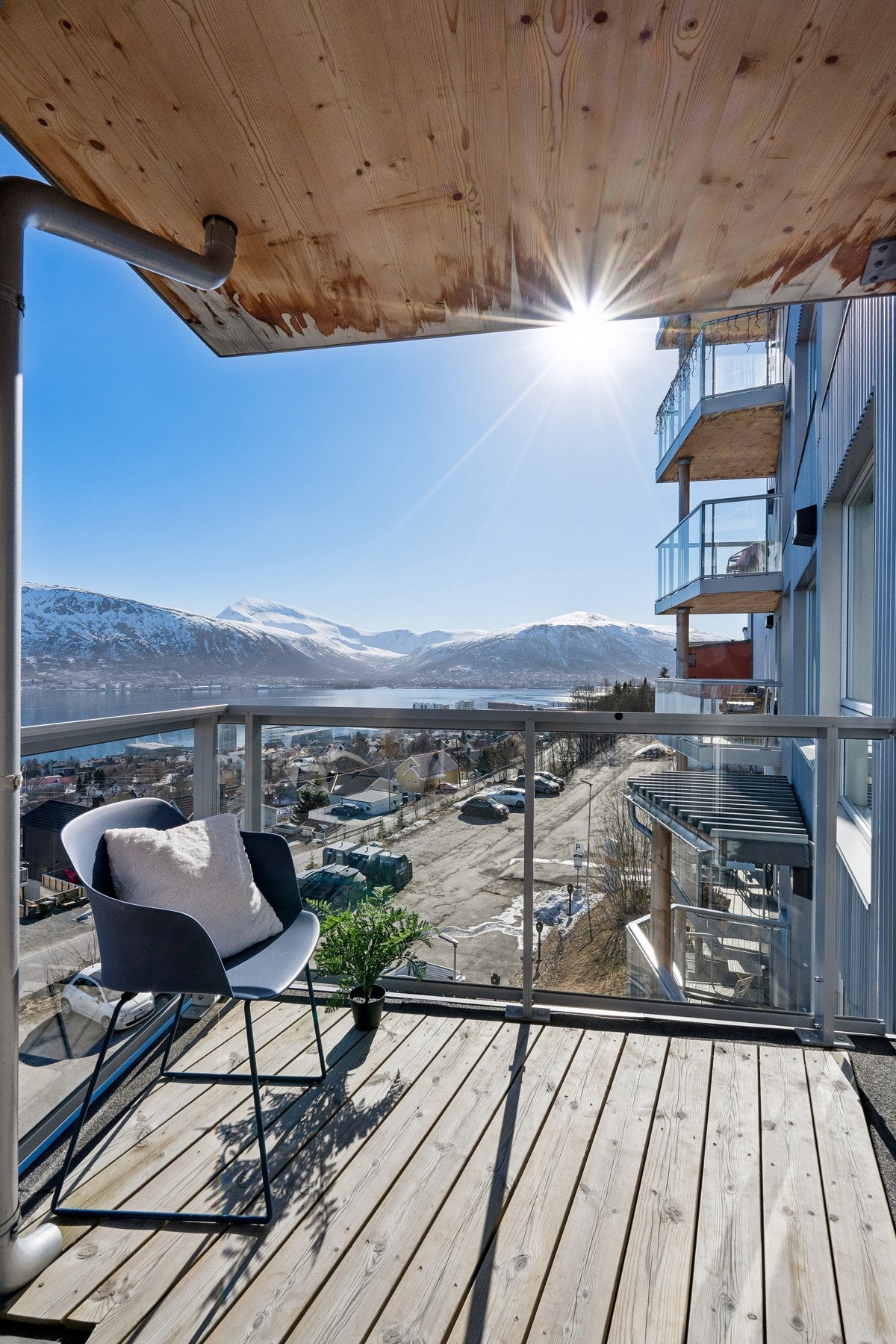 Utsikt mot fjellheisen og Tinden Galleribilde