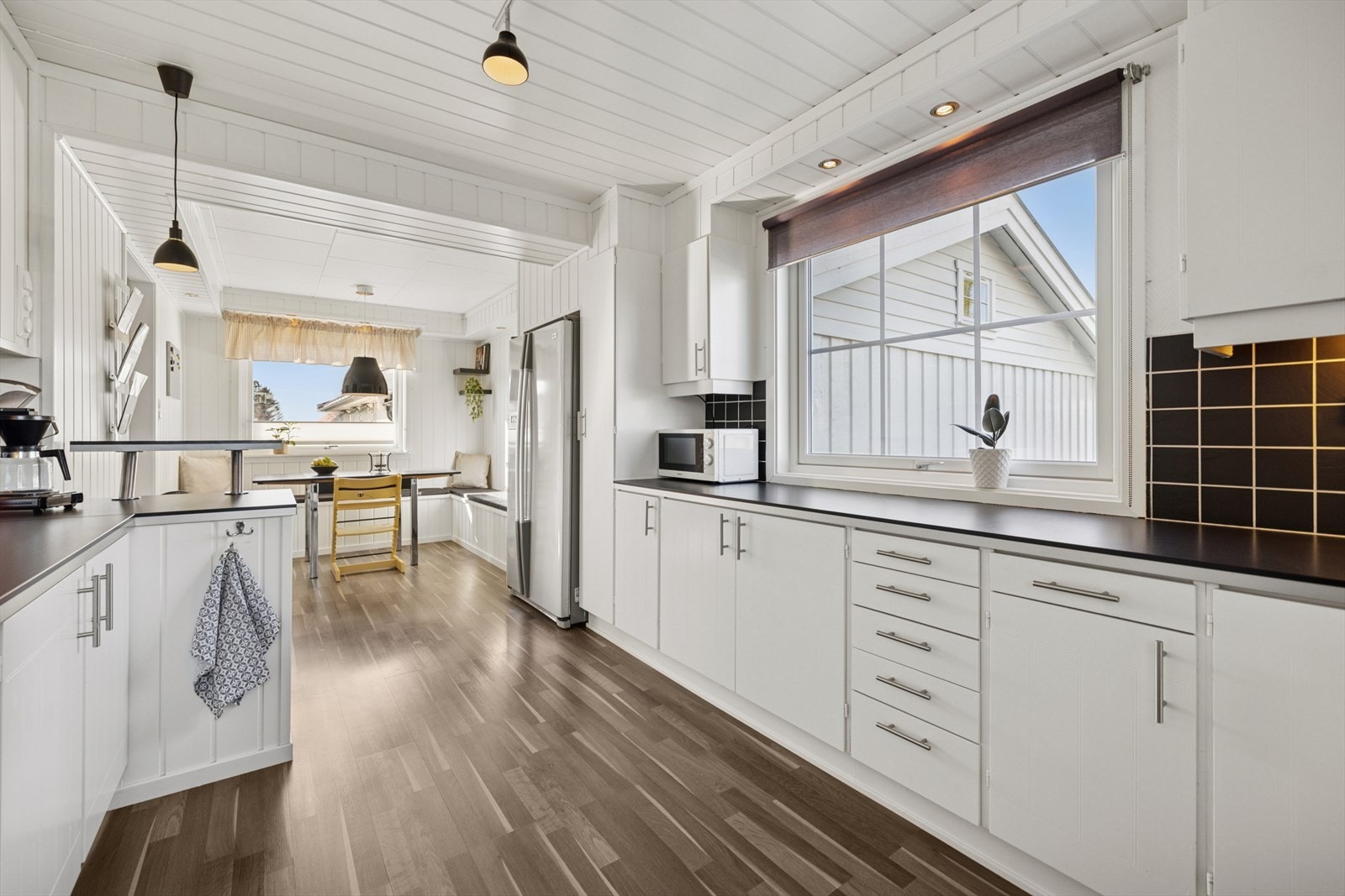 Innredningen er lys og tidløs, med laminerte skrog og hvitmalte fronter. Galleribilde