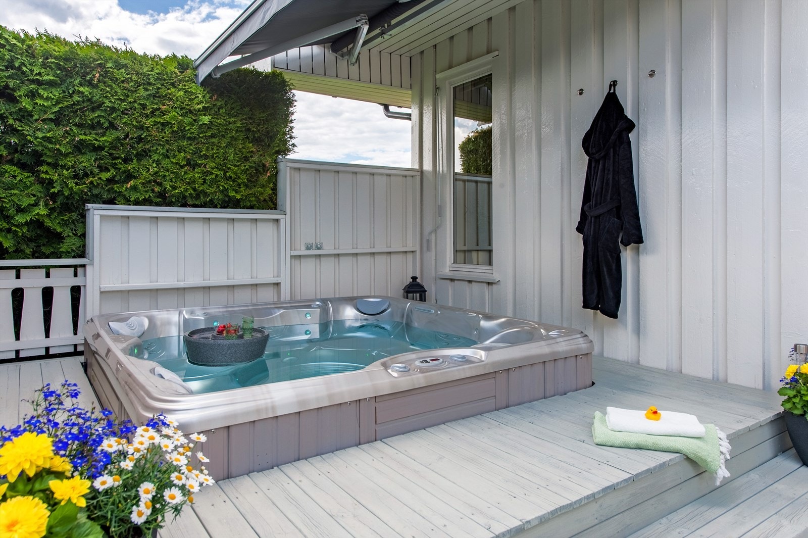 Nyt luksusen av en avslappende jacuzzi på terrassen. Galleribilde