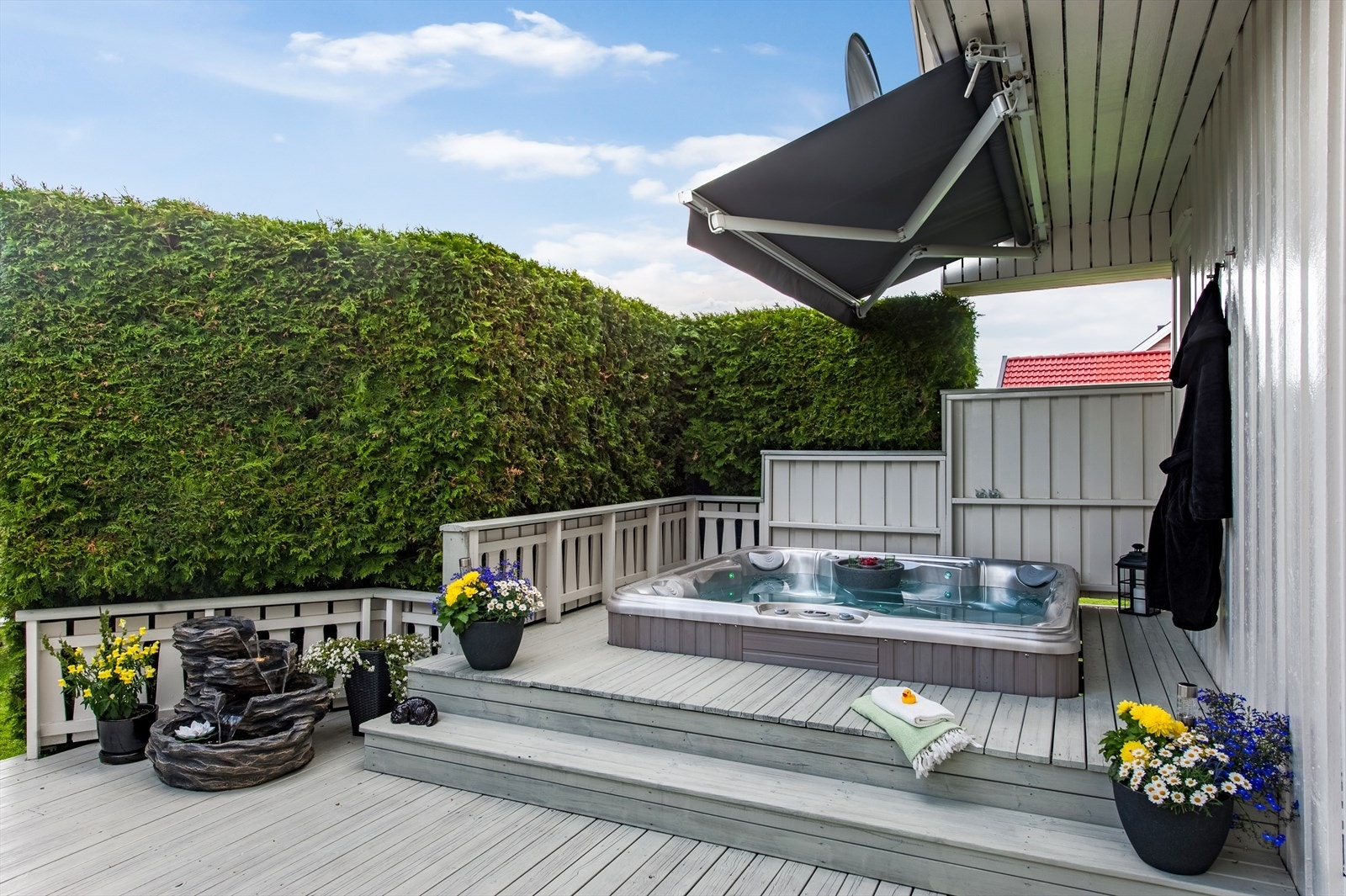 Terrassen er utstyrt med en jacuzzi, hvor du kan nyte avslappende stunder i solen. Galleribilde