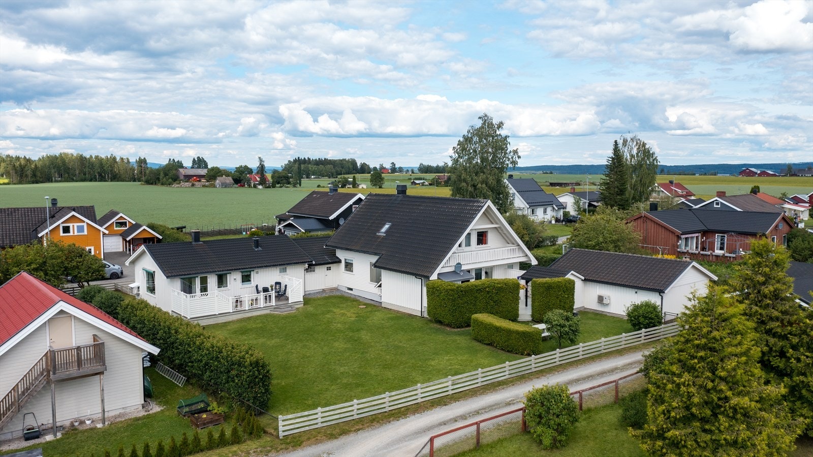 Dette er en spennende og innholdsrik generasjonsbolig som strekker seg over to gårds- og bruksnumre. Ønskes solgt samlet, dog kan hovedenhet vurderes solgt separat i første omgang. Ta kontakt for info vedr dette. Galleribilde