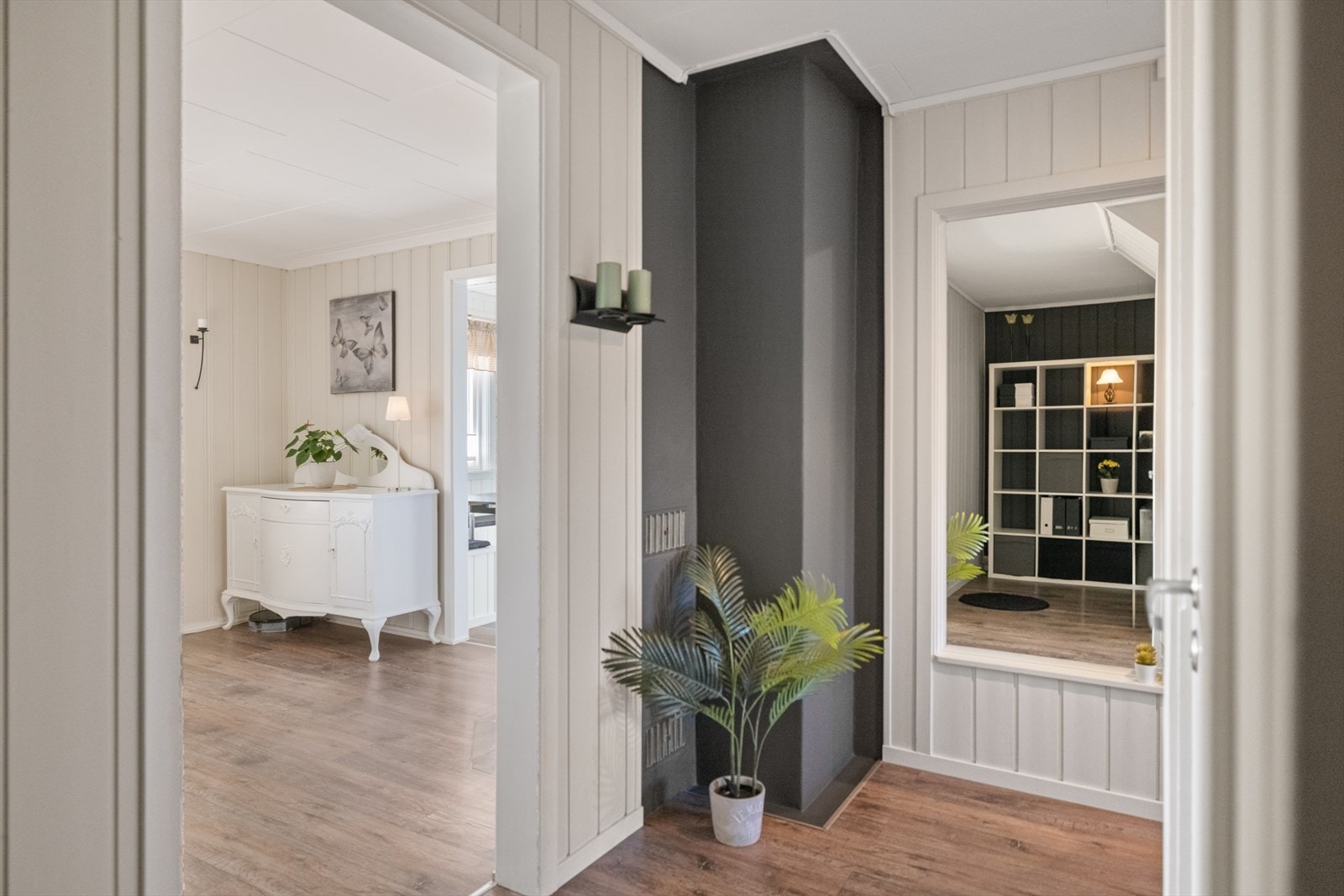 Entré med plass til å henge fra seg yttertøy og sette fra seg sko. Galleribilde