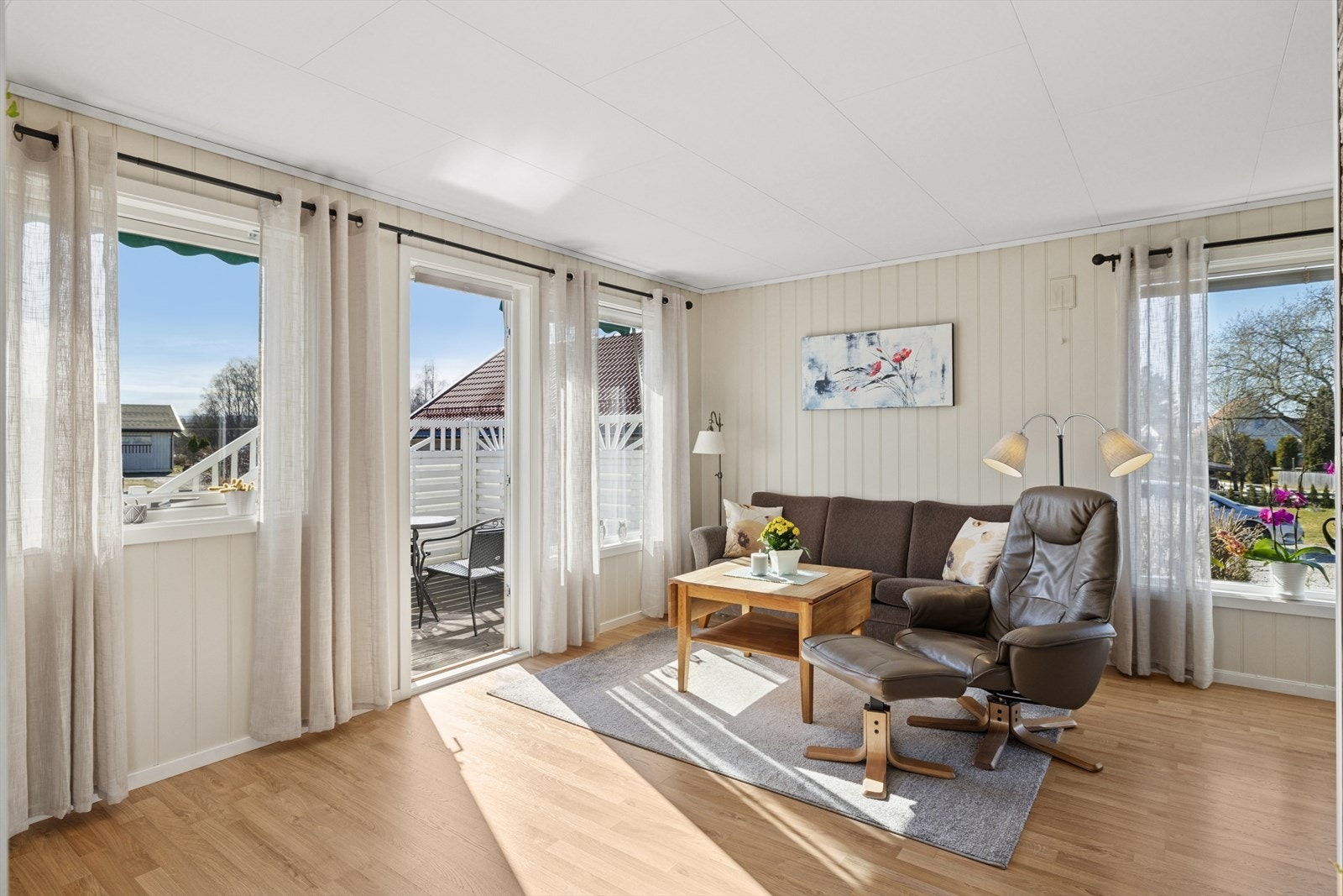 De store vindusflatene, sammen med terrassedøren, sørger for rikelig med naturlig lys og en luftig romfølelse. Galleribilde