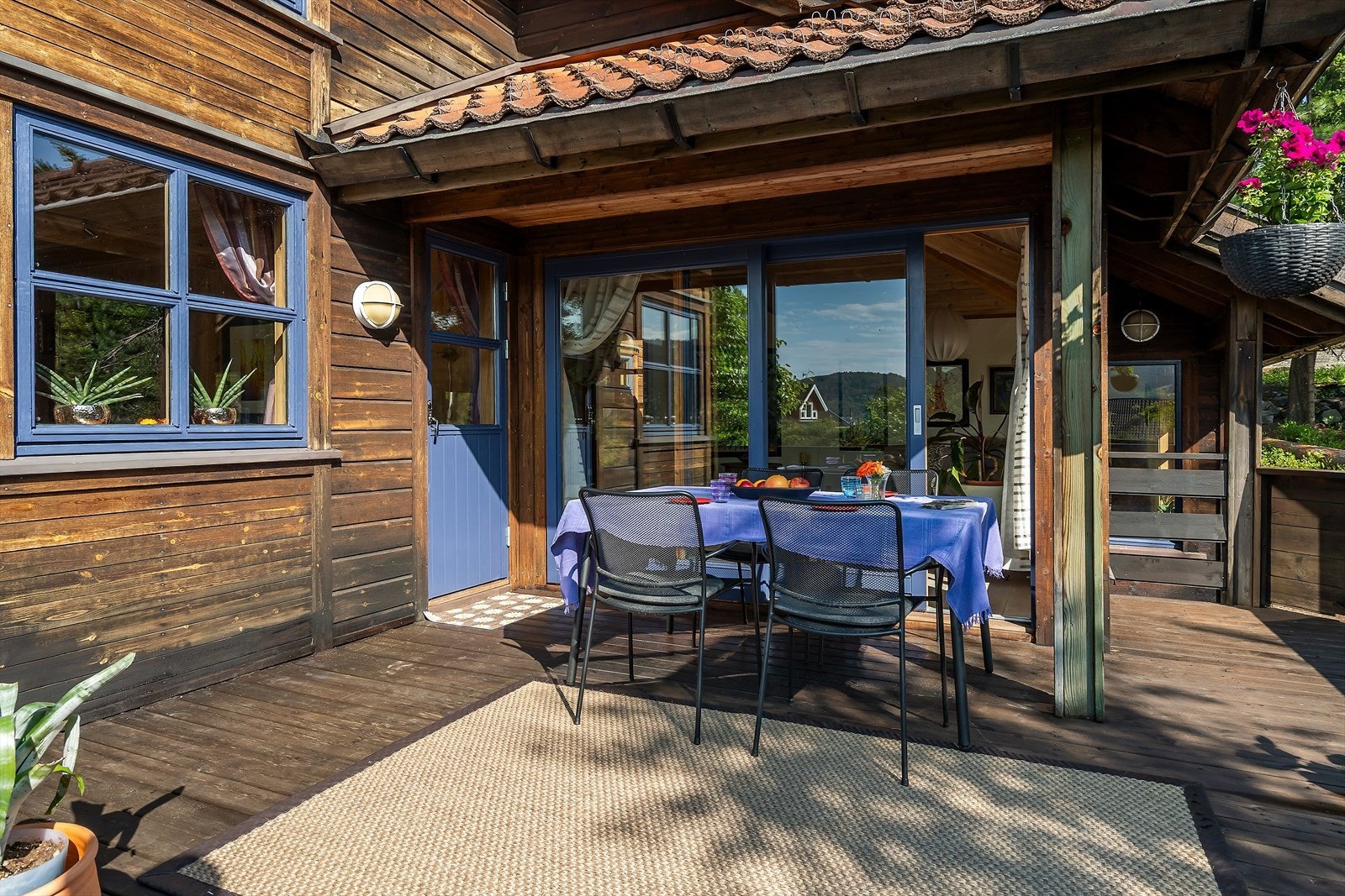 Innholdsrikt hus over 3 plan + et kaldtloft med mye lagringsplass. Galleribilde