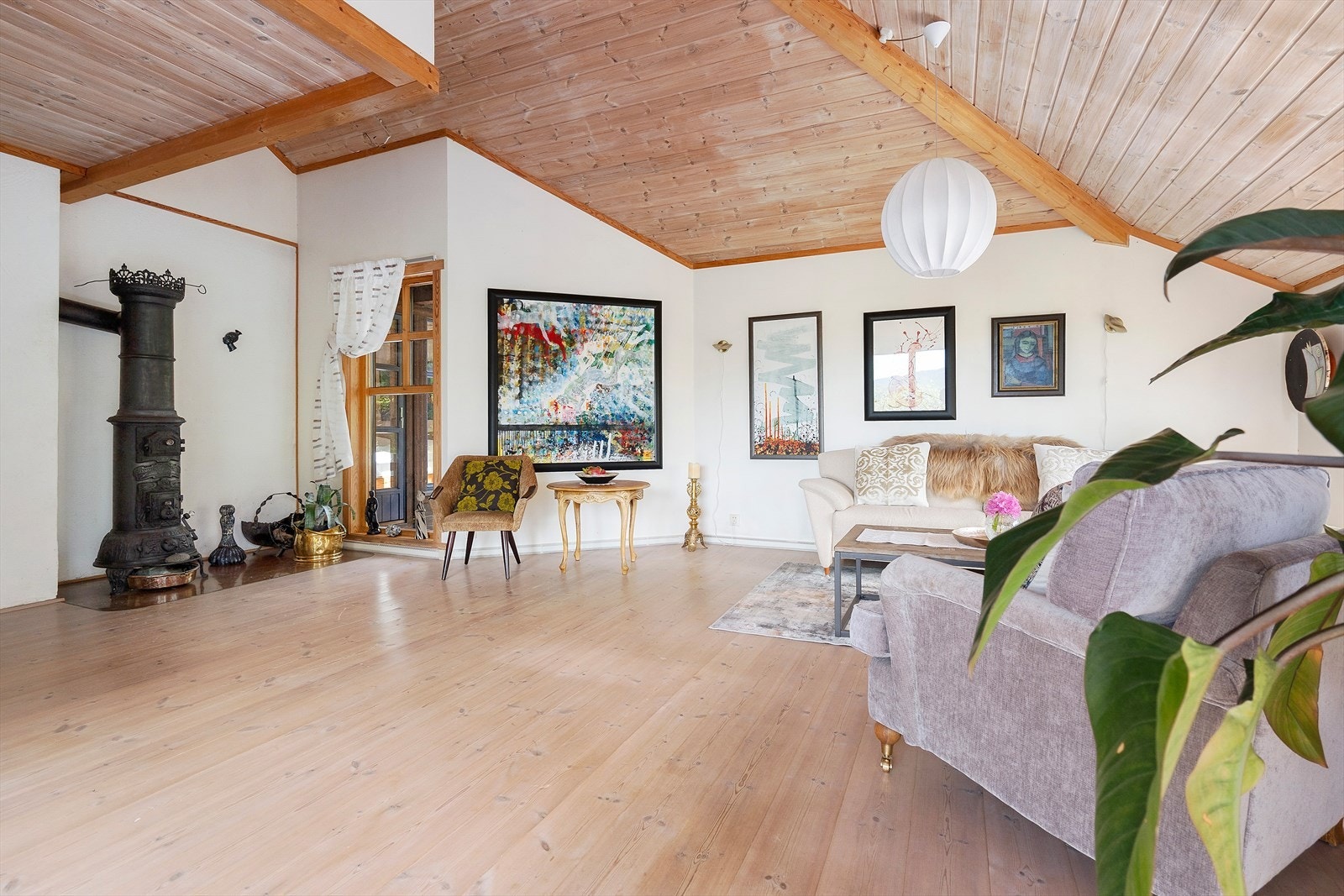 Store deler av huset er ilagt massive tregulv. Galleribilde