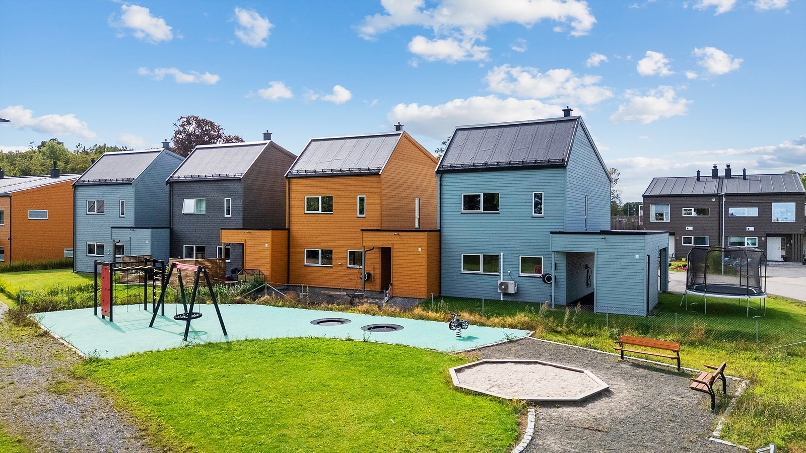 Boligen ligger i et rolig og barnevennlig boligfelt, perfekt for deg som ønsker både komfort og praktiske løsninger i hverdagen. Galleribilde