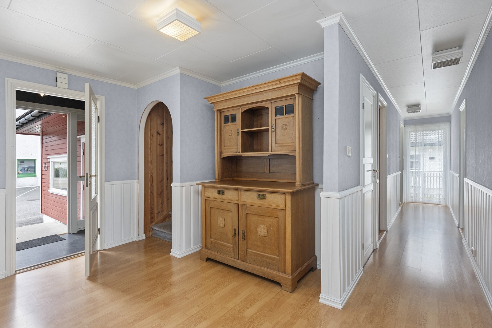 Videre ned i gangen går første dør til venstre ned til kjeller og så vaskerom og lenger ned er bad. På høyre side er dør inn til hovedsoverom med eget walkin-closet. Galleribilde