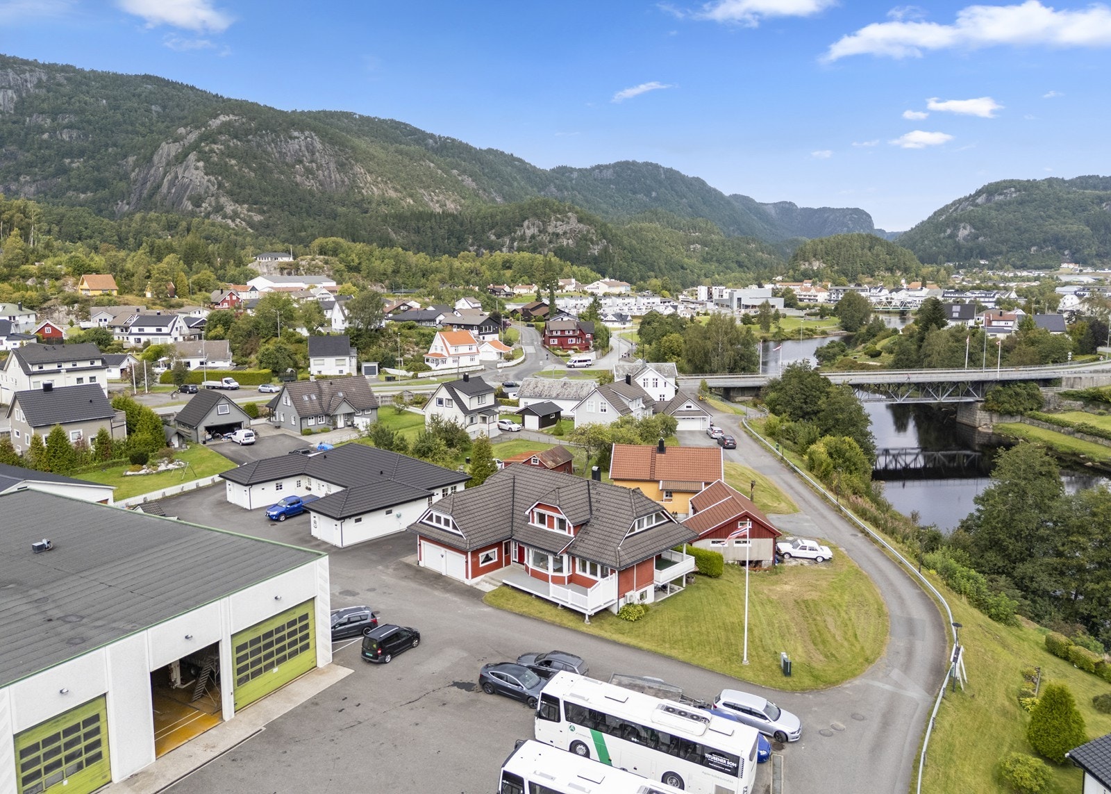Eiendommen ligger svært sentralt med gangavstand til det meste i sentrumsområdet. I tillegg til alle sentrumsfasiliteter er også skoler, barnehager, idrettsanlegg og parken samt kvinabadet like ved. Galleribilde