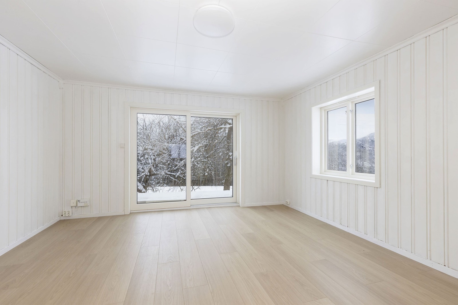 Ny skyvedør og vinduer. Galleribilde
