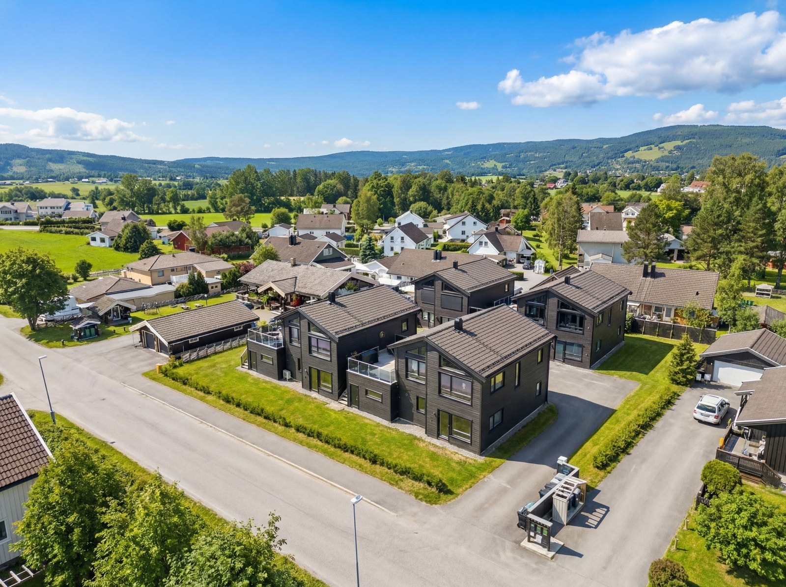 Eiendommen er beliggende i idylliske og naturskjønne omgivelser sentralt i Maura i Nannestad kommune. Nærområdet er meget barnevennlig, og består hovedsakelig av nyoppførte småhus og eksisterende villabebyggelse. Galleribilde