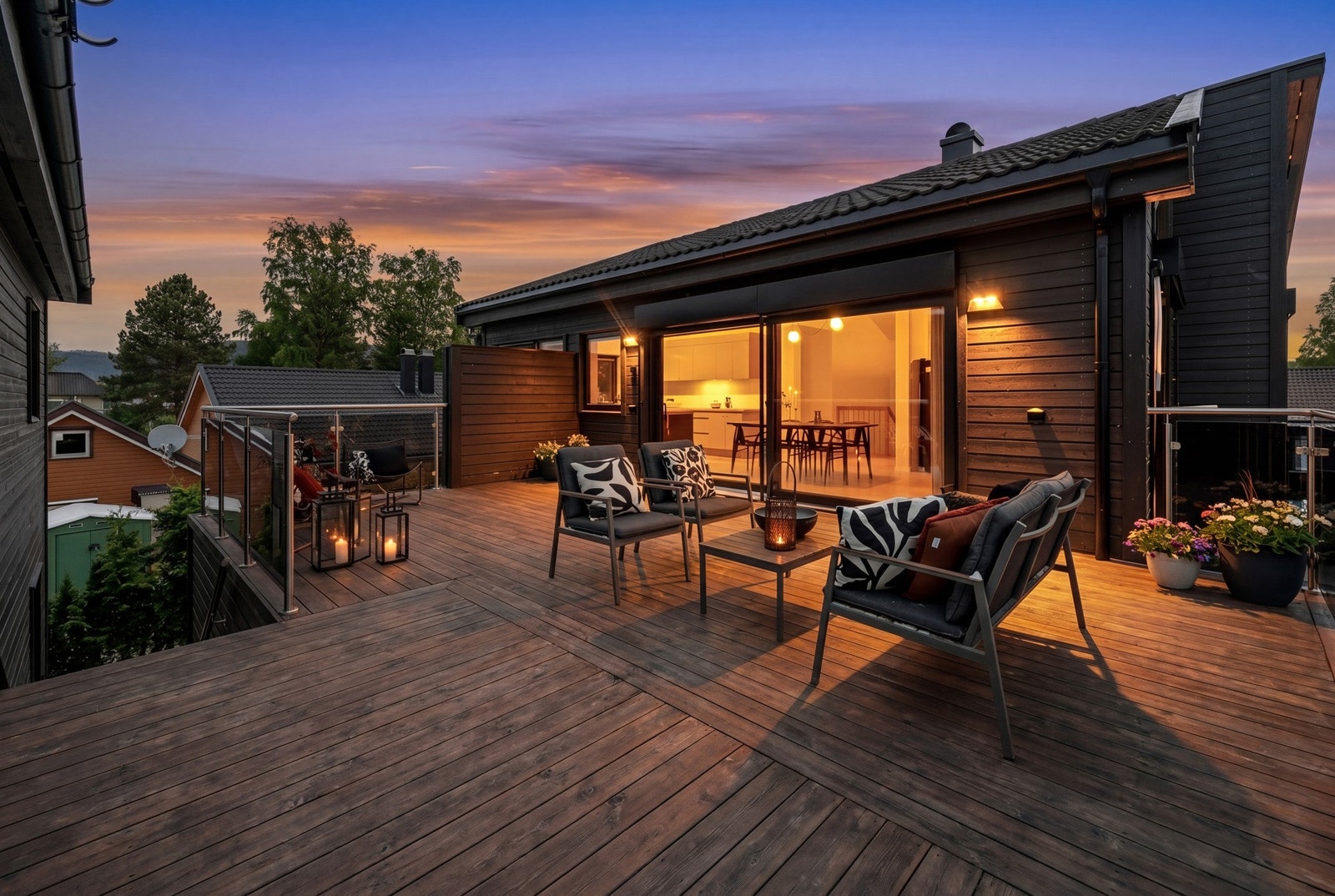 Fra stuen er det utgang til en stor vestvendt terrasse på hele 37 kvm hvor man kan nyte gode solforhold gjennom store deler av dagen på sommerstid. Galleribilde