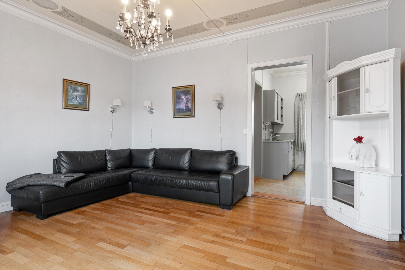 Fra stuen er det enkel adkomst videre til kjøkkenet. Galleribilde