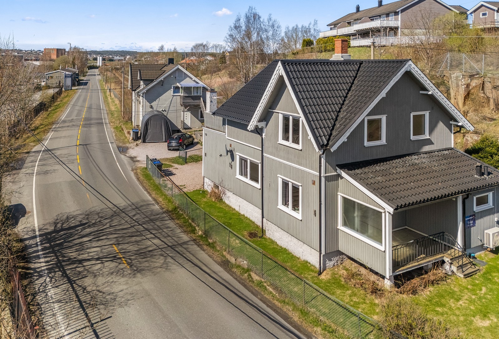 Eiendommen ligger tett på Greåkerveien og jernbanen. Galleribilde