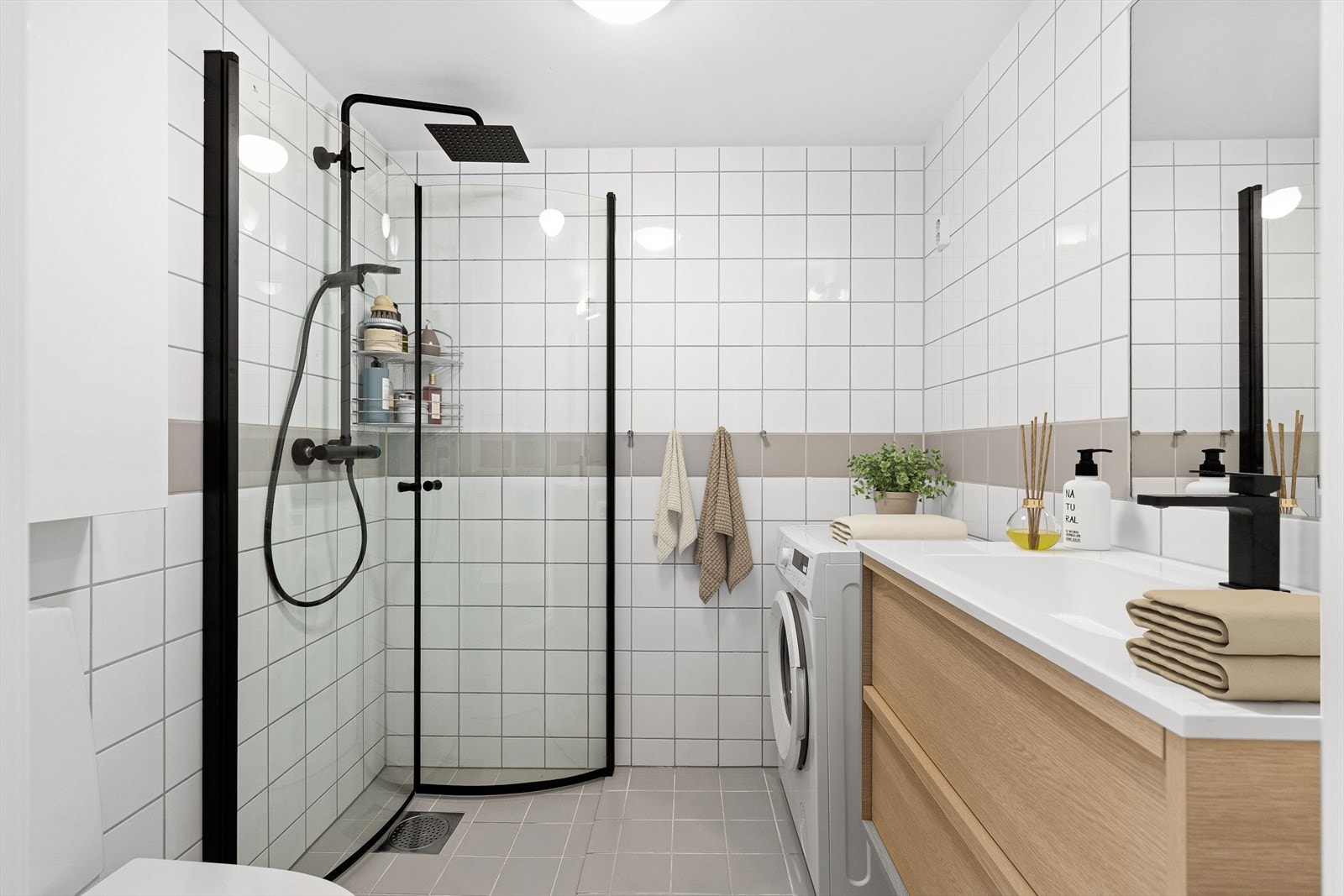 Det har opplegg for vaskemaskin, dusjhjørne, wc og servantskap med ettgreps blandebatteri fra Alterna. Digitalt møblering. Galleribilde