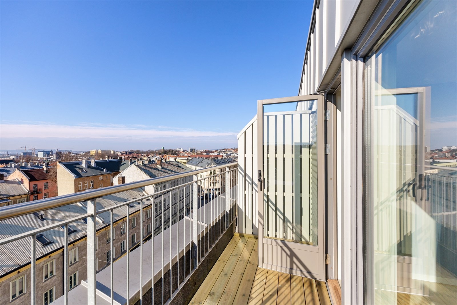 Balkongen gir plass til utemøbler og grill, og fungerer som en naturlig forlengelse av stuen i sommerhalvåret. Galleribilde