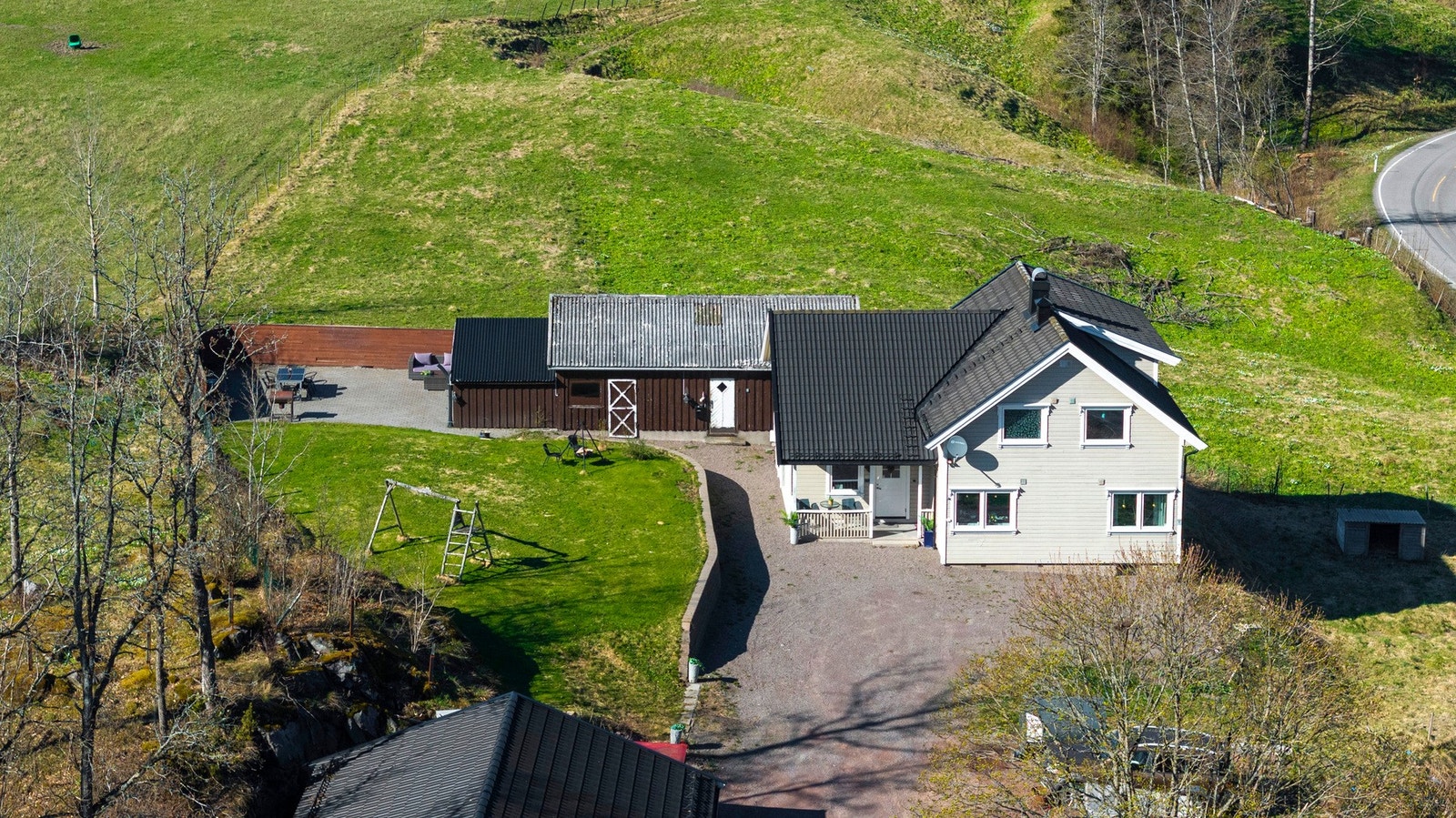 Området byr på landlig ro, samtidig som det er enkel adkomst via offentlig vei. Her kan du skape ditt eget hjem i fredelige omgivelser med naturen som nærmeste nabo. Galleribilde