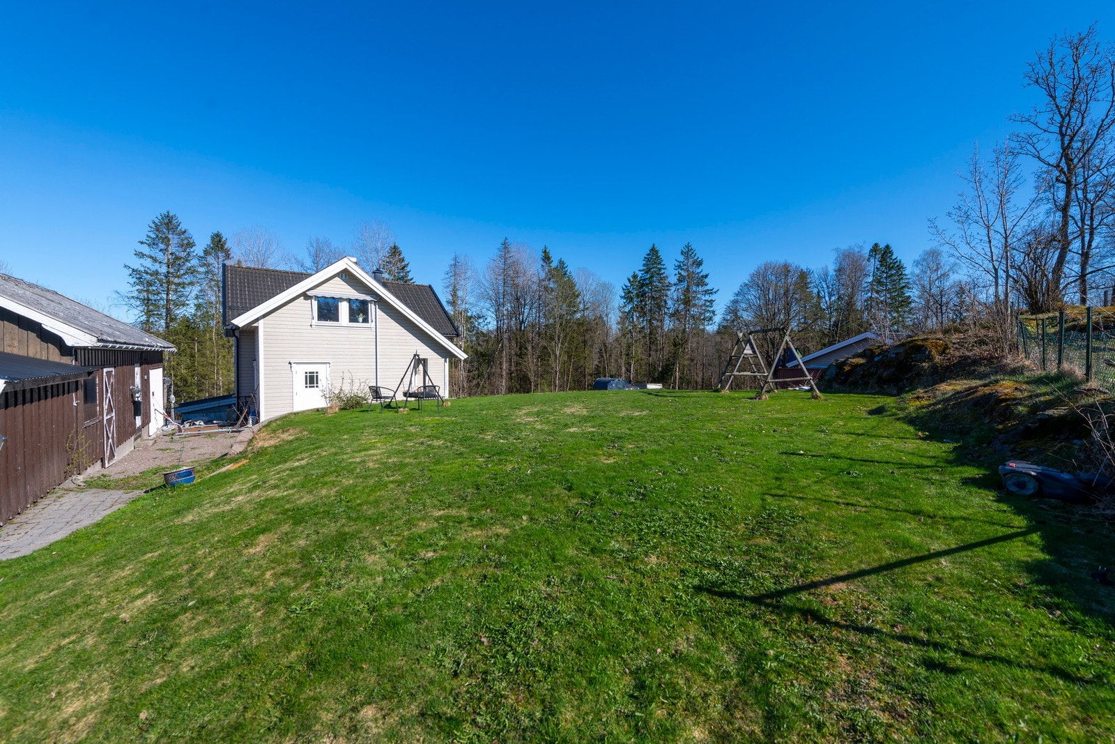 Her får du en sjelden mulighet til å sikre deg god boltreplass i rolige og idylliske omgivelser, med utsyn over åpne jorder og skogkledde områder. Galleribilde