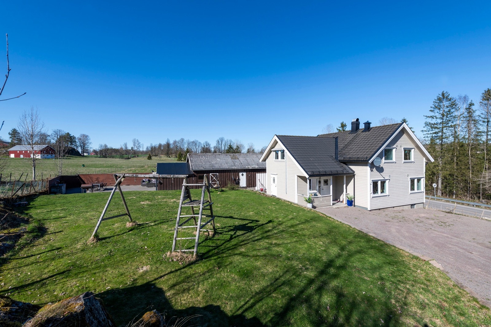 Her har du en romslig og flott tomt på hele 2 064 m² med naturskjønn beliggenhet. Galleribilde