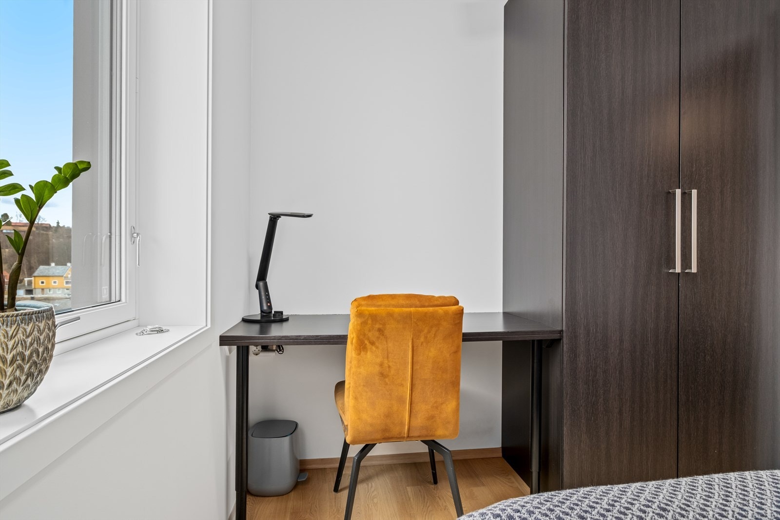 På hovedsoverommet er det og god plass til skrivepult. Galleribilde