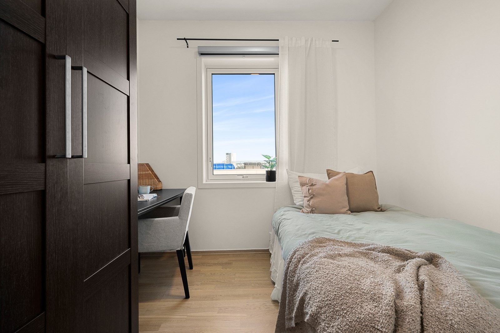 Det andre soverommet er på 6,5m². Her er det også god plass til garderobeløsning og skrivepult. Galleribilde