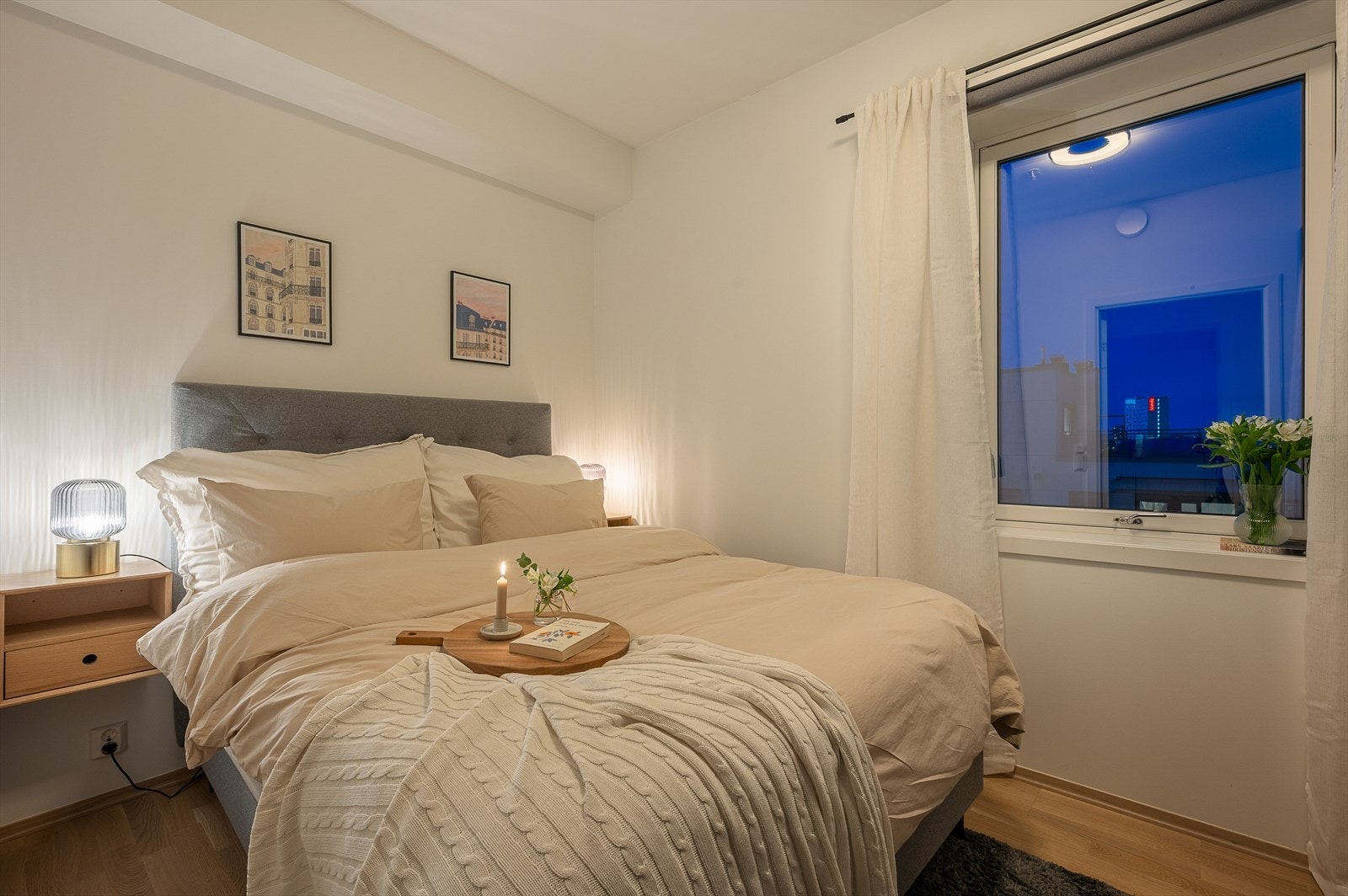 Leiligheten har to romslige soverom med rikelig garderobeplass, hovedsoverommet er på 8,5m². Soverommene ligger skjermet til for støy, noe som er veldig godt på kveldstid. Galleribilde