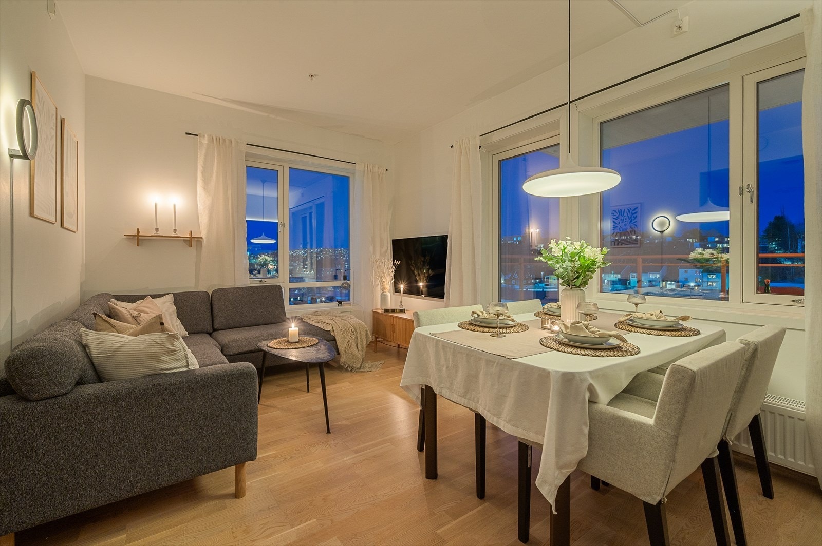 Boligen har en romslig størrelse på 56 m² BRA og har en unik utsikt fra byggets toppetasje, nemlig 7. etasje. Galleribilde