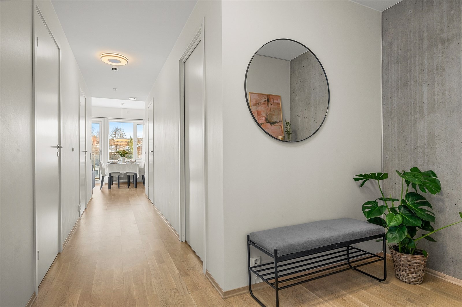 Lys og innbydende entré på 10m² med god plass til til yttertøy, sko og oppbevaring. Galleribilde