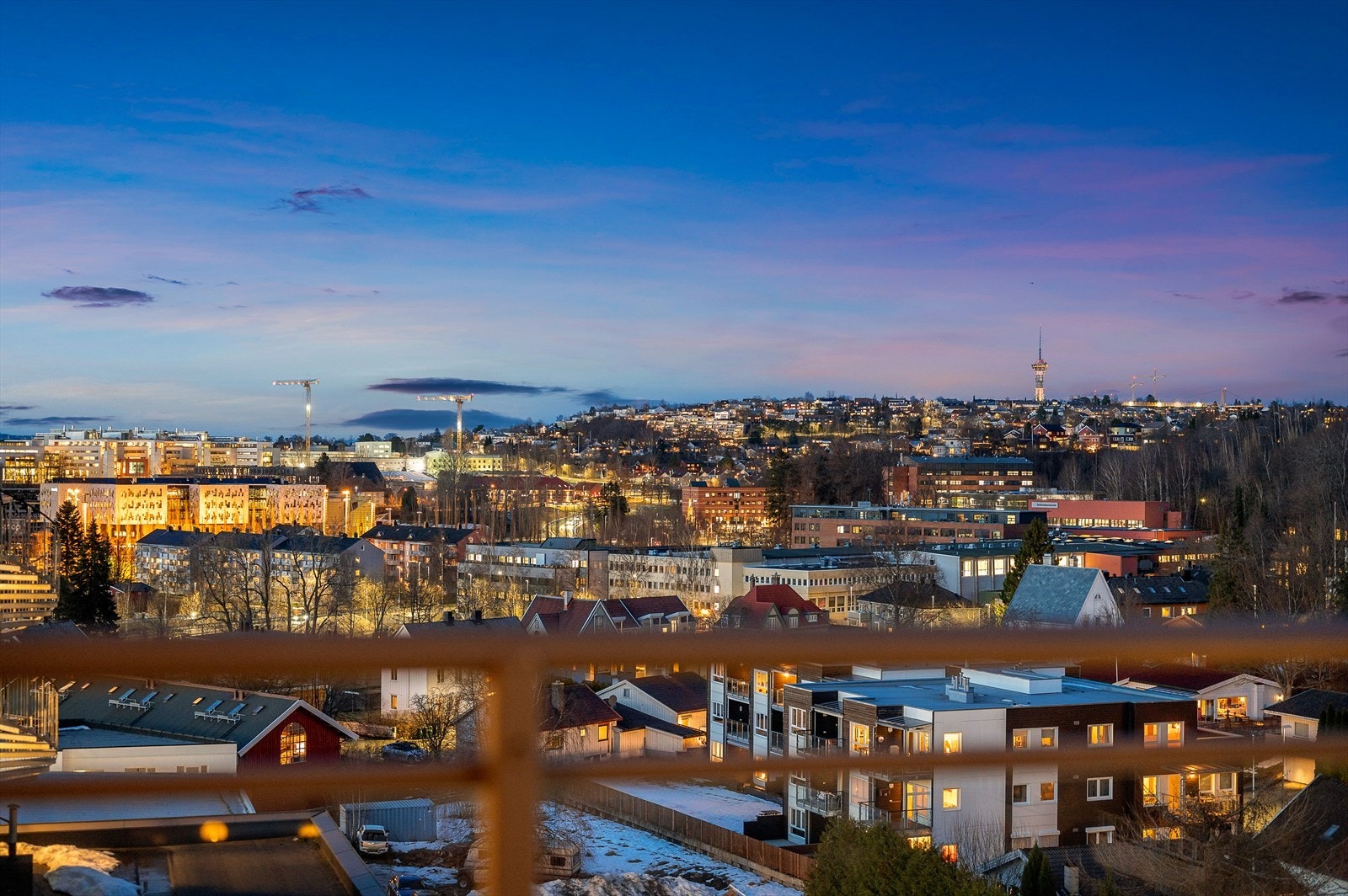 Fra stuen er det direkte adkomst til balkongen på 8,5 m² med fantastiske utsiktsforhold mot NTNU, Lerkendal og Tyholttårnet. Galleribilde