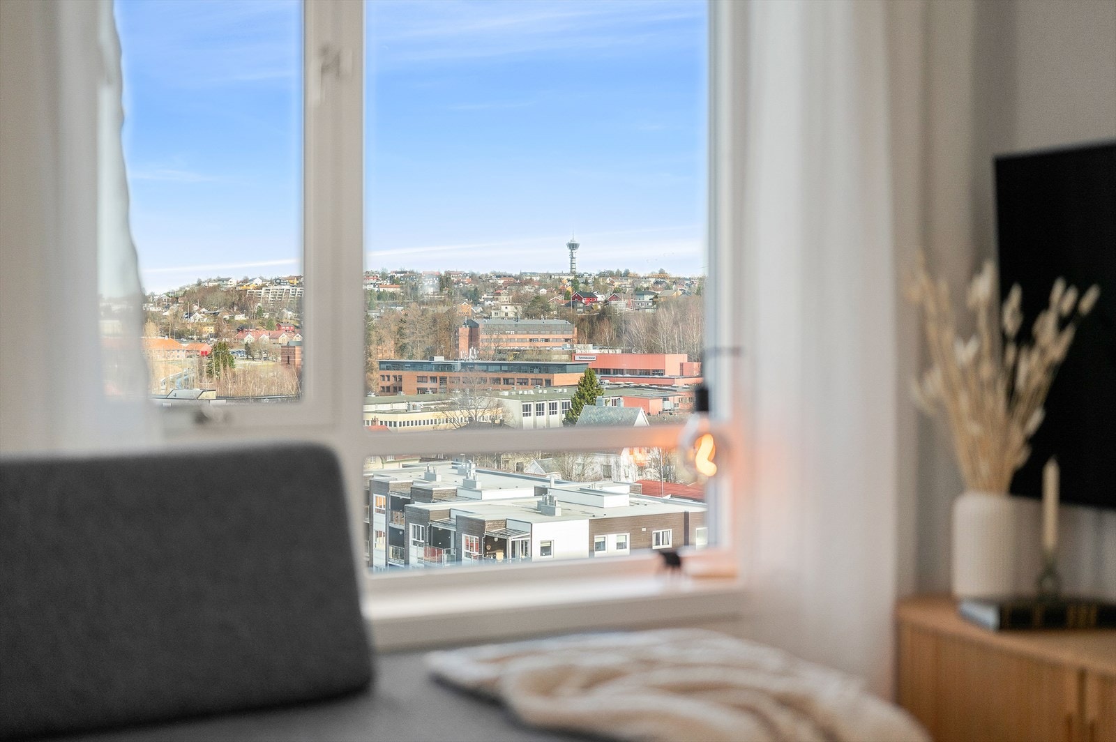 I fra sofakroken kan man nyte utsikten mot Tyholttårnet. Galleribilde