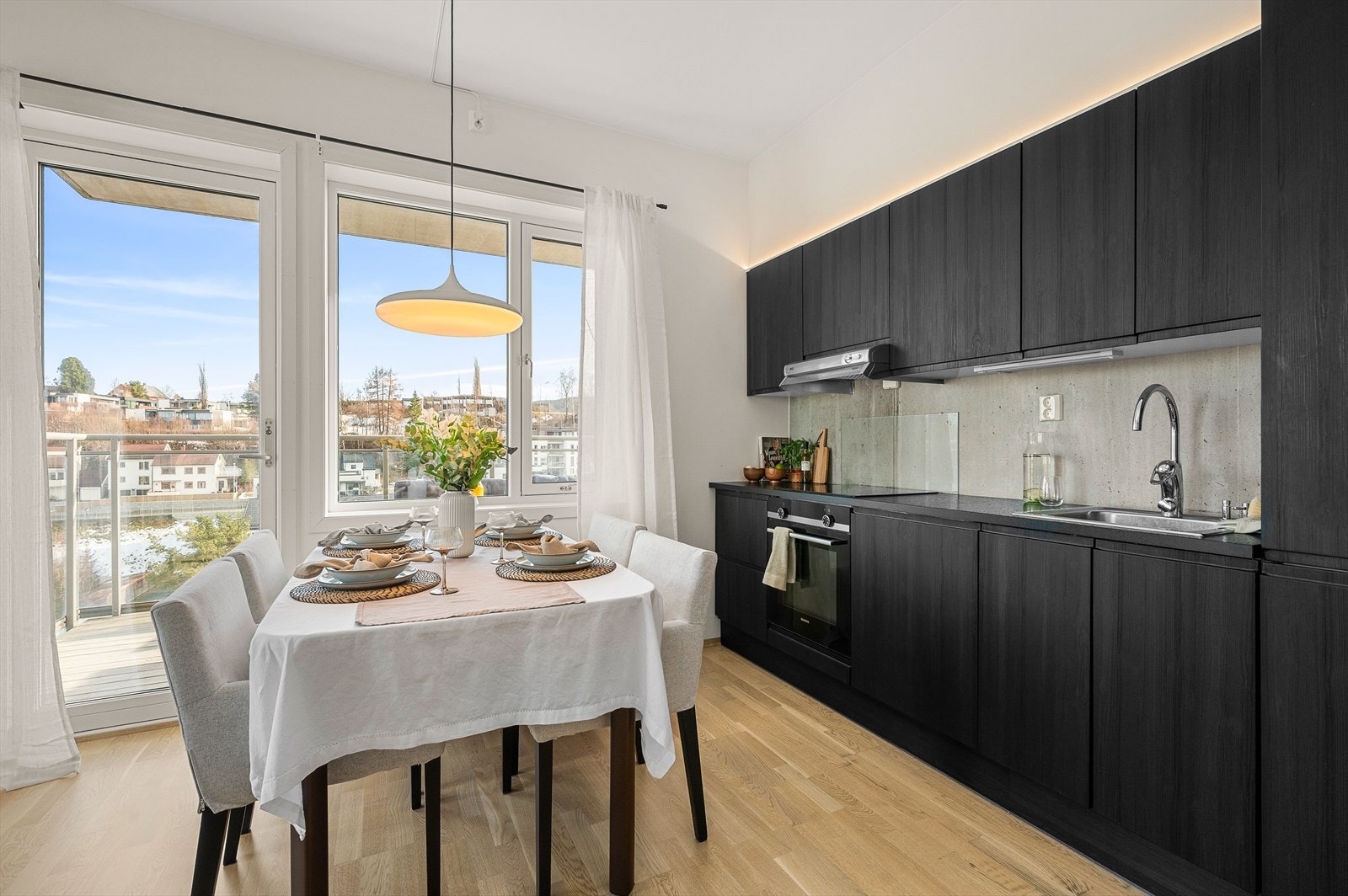 Kjøkkeninnredning med slette fronter og høy kvalitet fra JKE med hvitevarer fra SIEMENS. Galleribilde