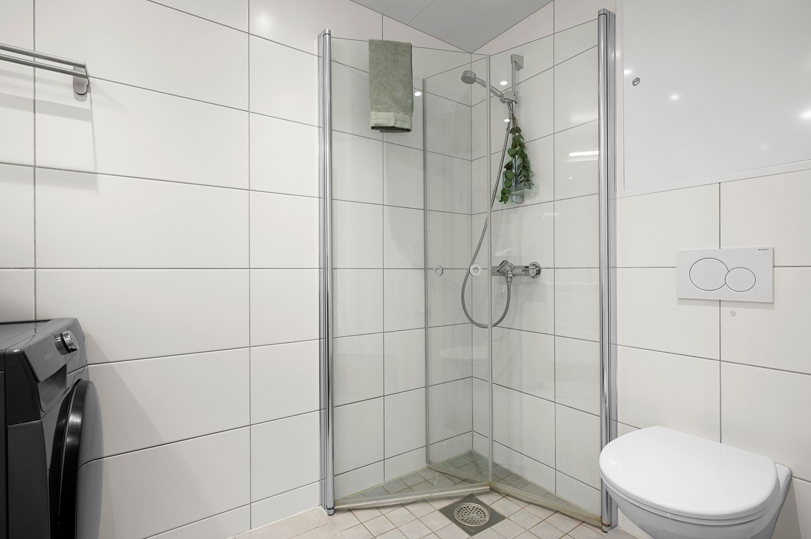 Badet er på 3,5m² og er utstyrt med innfellbare dusjdører og vegghengt toalett. Galleribilde