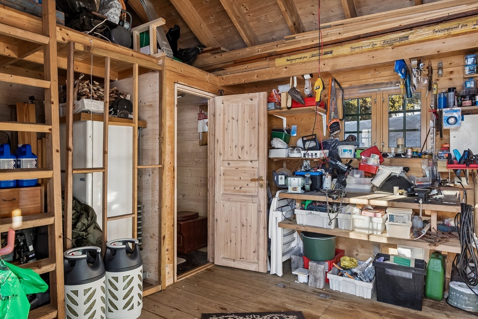 Uthus med tilgang til utedo. Galleribilde