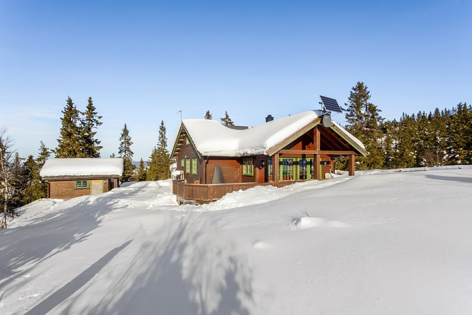 Uthus med utedo på eiendommen. Galleribilde