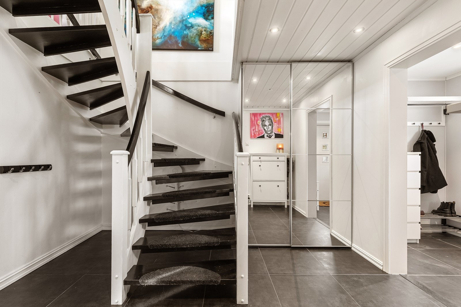 Stor hall med god plass til yttertøy Galleribilde
