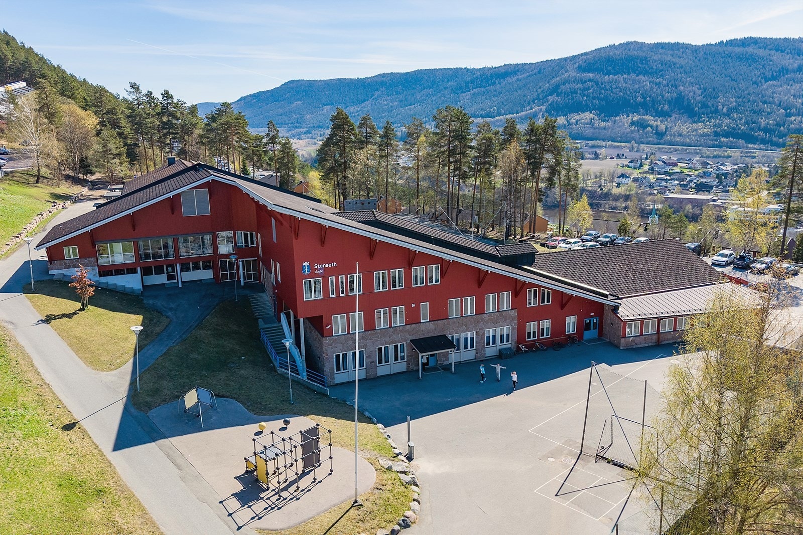 Stenseth barneskole ca. 2,4 km fra boligen Galleribilde