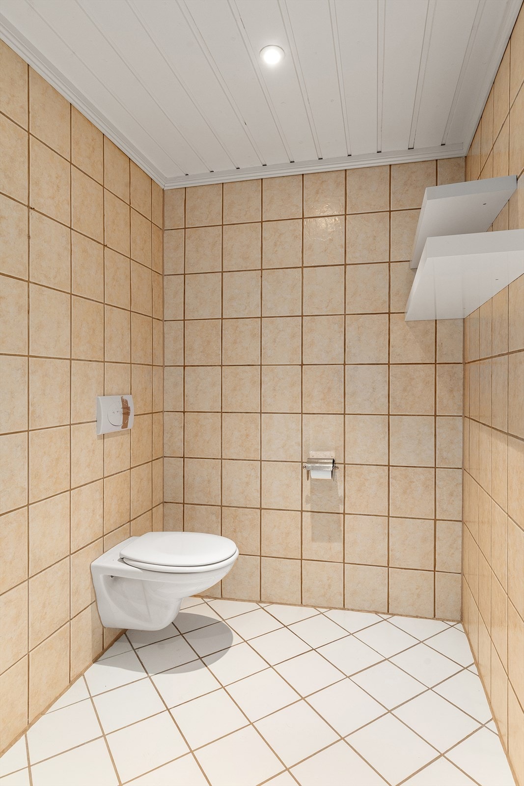 Badet er utstyrt med servant med underskap, speil og lys, dusjkabinett og toalett Galleribilde