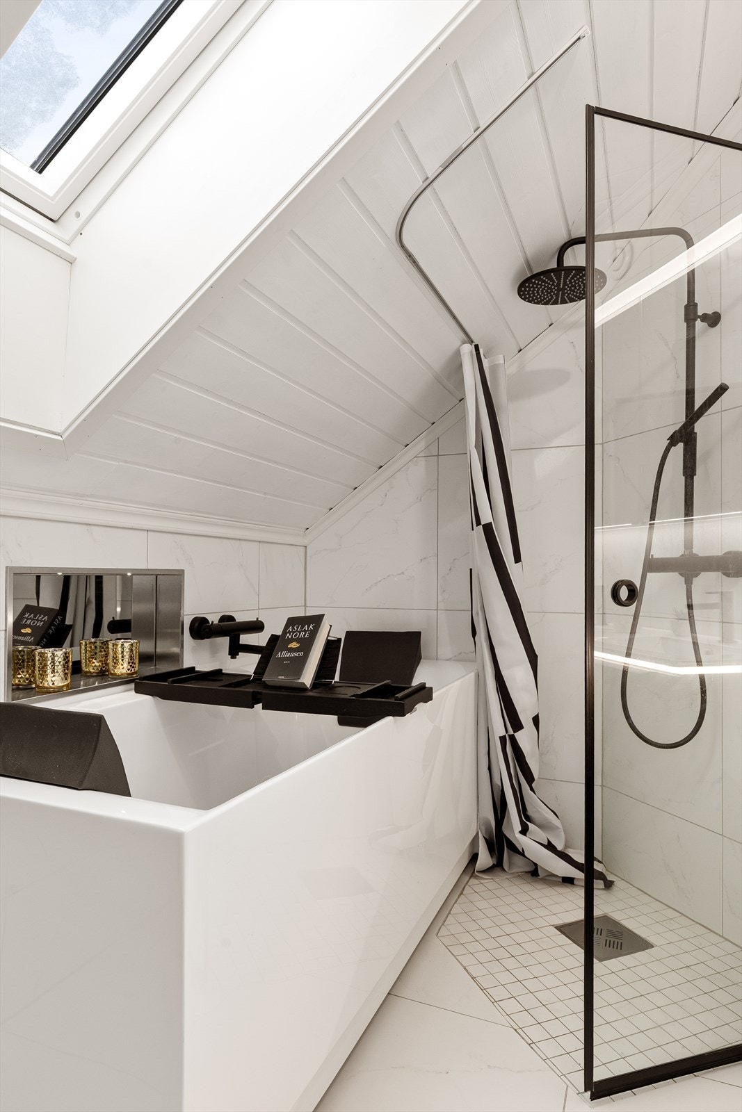 Badet har moderne baderomsinnredning fra kvalitetsleverandøren Scala Bad Galleribilde