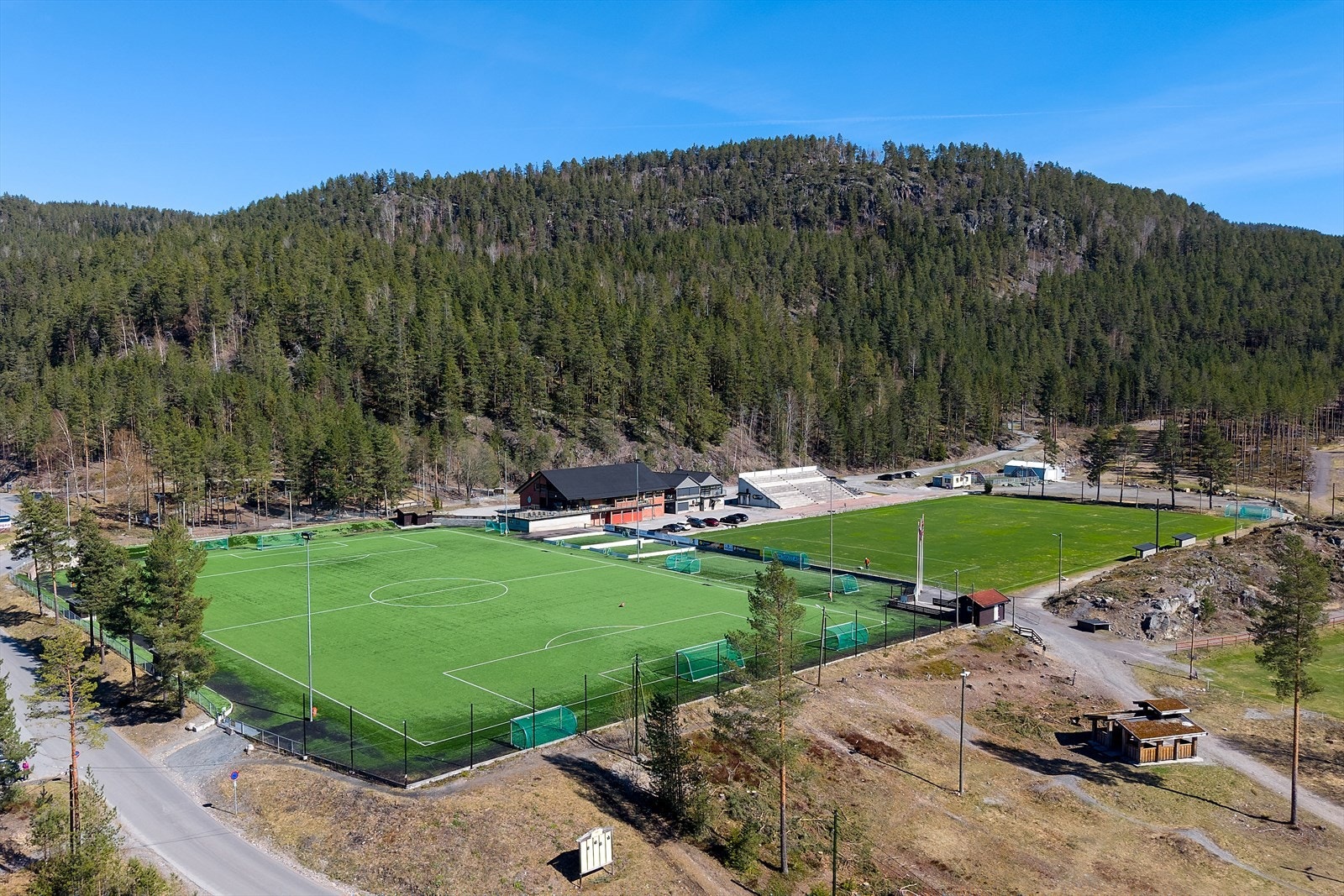 Nærhet til Årbogen med fotballbane, tennisbane, skiløyper, badeplass mm. Galleribilde