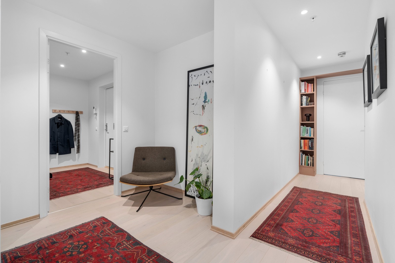 Romslig, hyggelig entré med downlights. Galleribilde