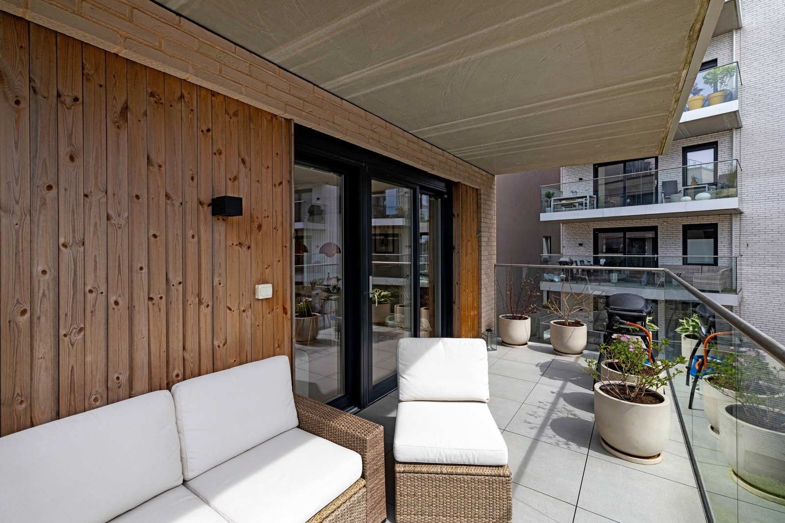 Fra stuen er det utgang til romslig veranda. Galleribilde