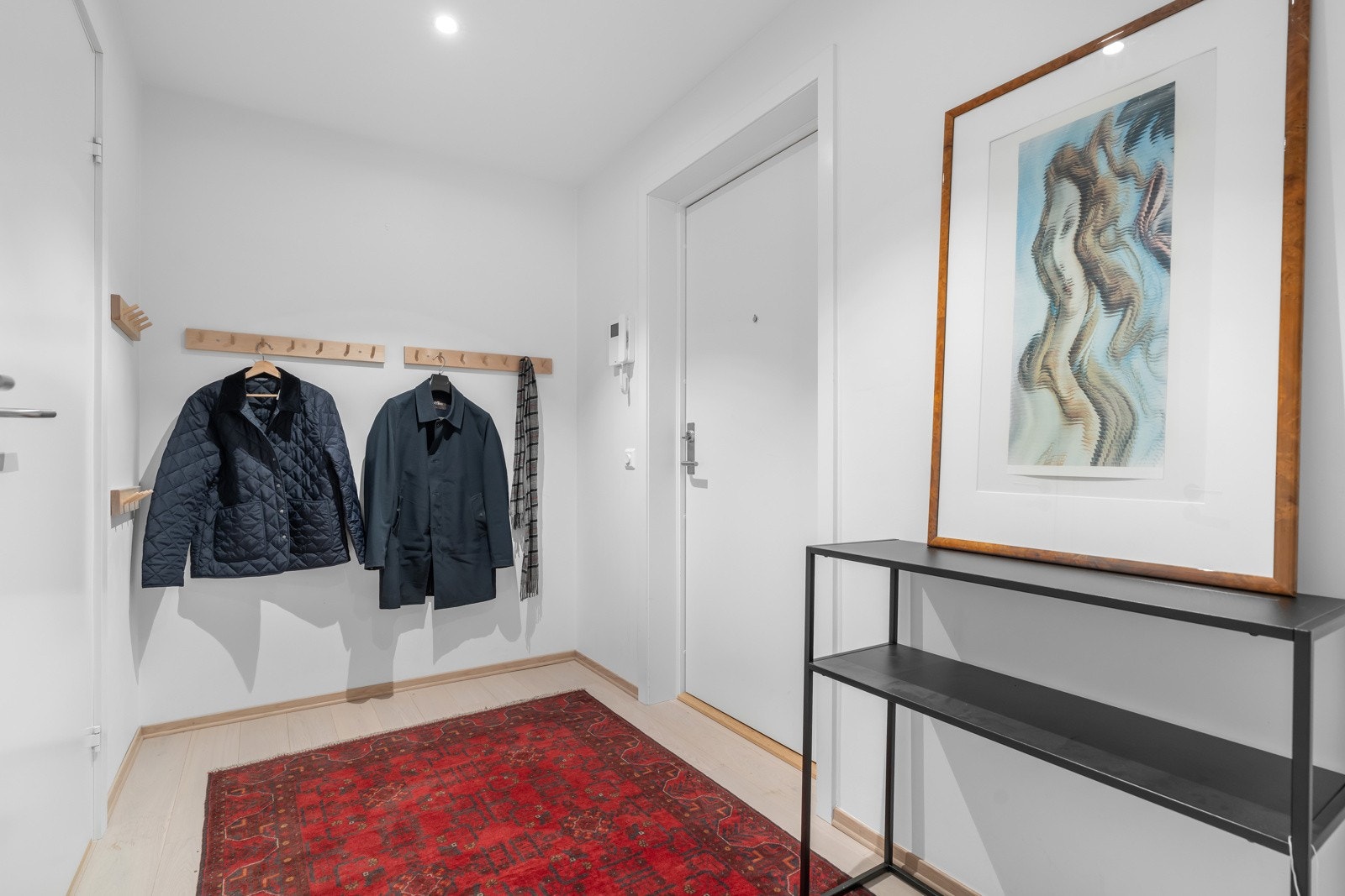 Romslig, hyggelig entré med downlights. Galleribilde