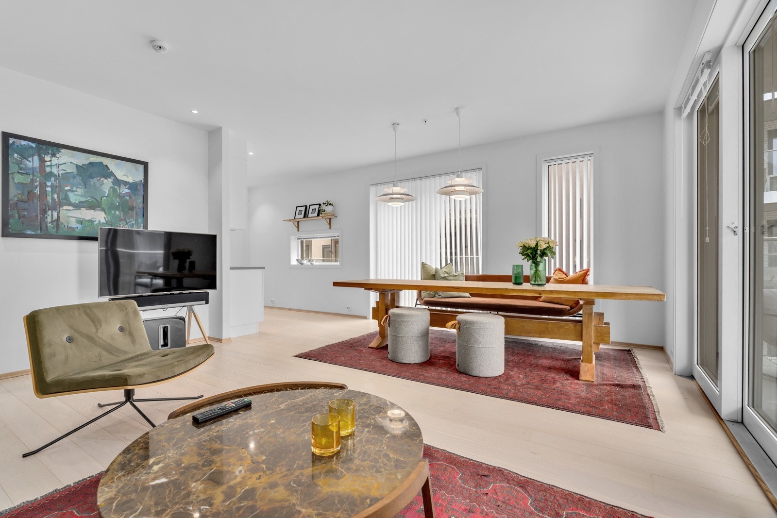 God plass til langbord i stue ved kjøkkenet. Galleribilde