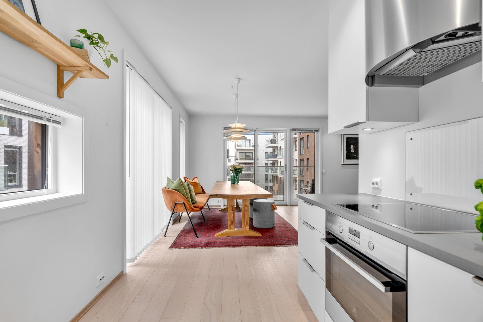 Kjøkkenet er åpent, men tilbaketrukket fra stuen. Galleribilde