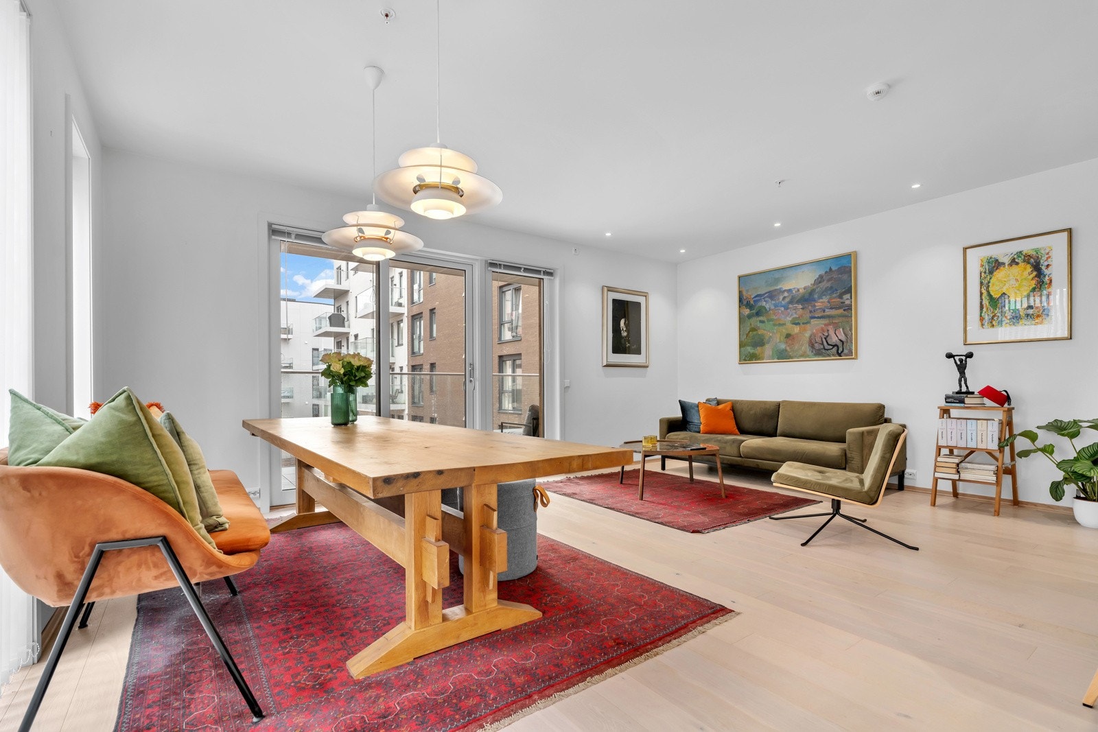 Lys stue/spisestue med utgang til veranda. Galleribilde