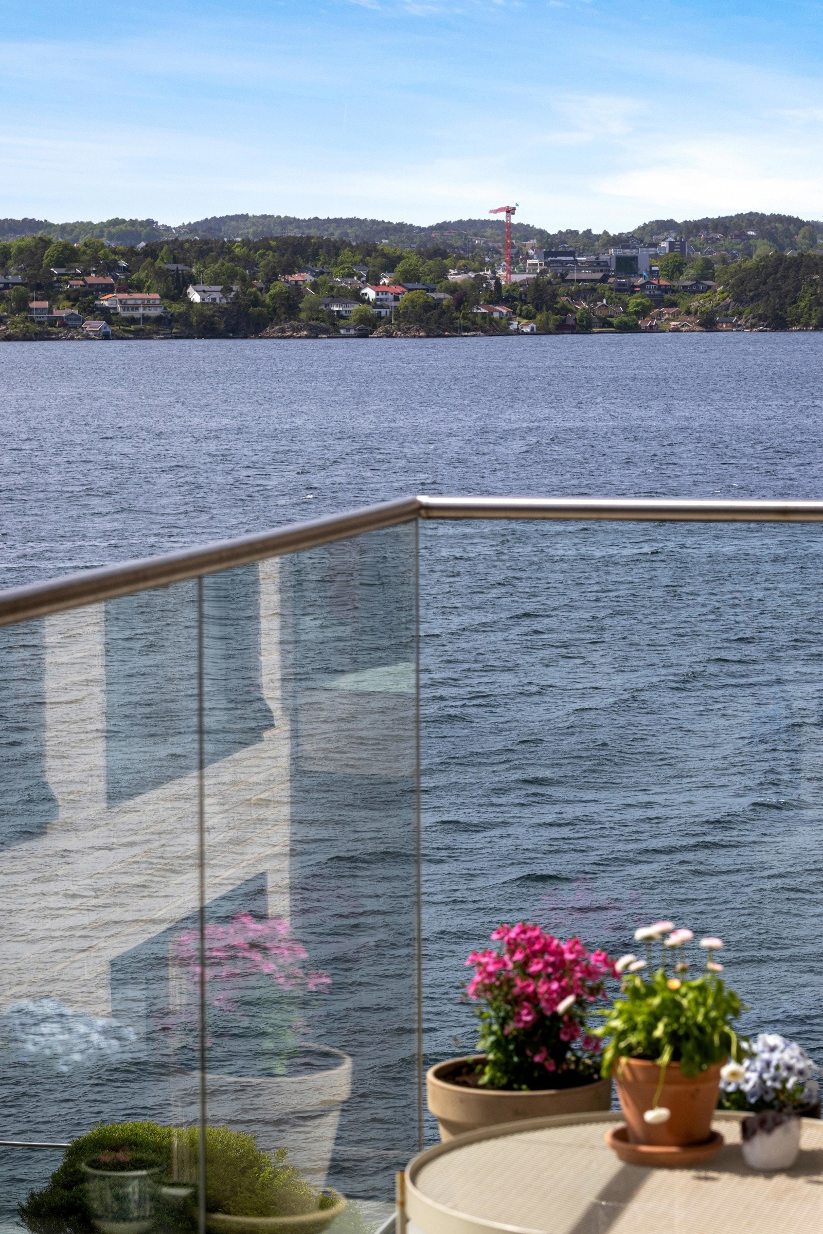 Fra leilighetens veranda i 3.etg er det fin sjøutsikt mot Havnebassenget, Galleribilde