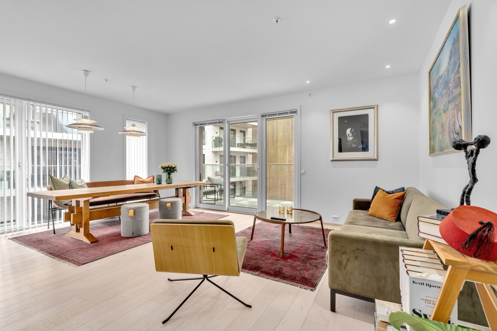 Store vindusflater fra `gulv til tak` gir et godt lysinnslipp. Galleribilde